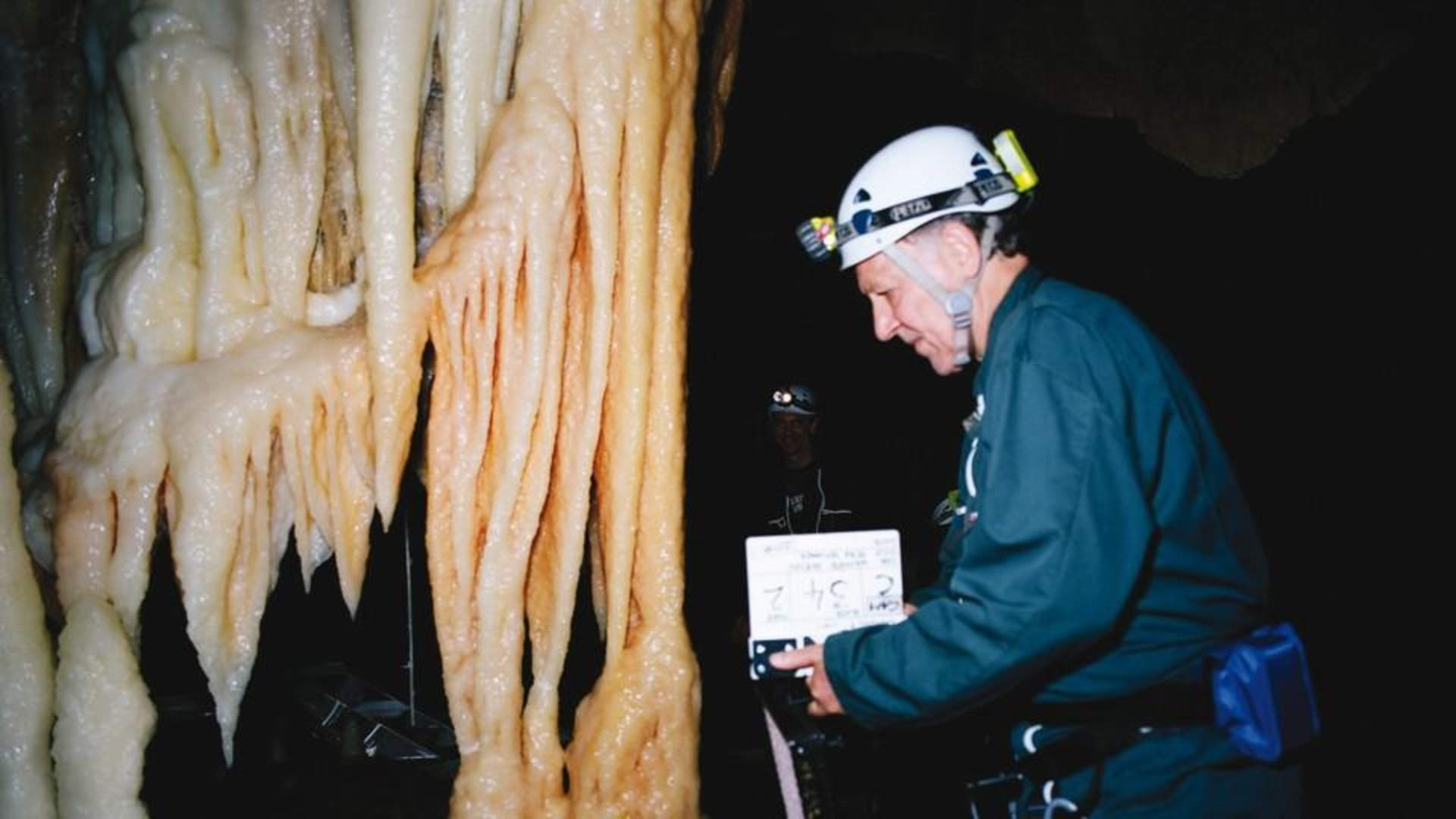 Werner Herzog grabando “La cueva de los sueños olvidados” en la cueva de Chauvet, Francia. Fuente.