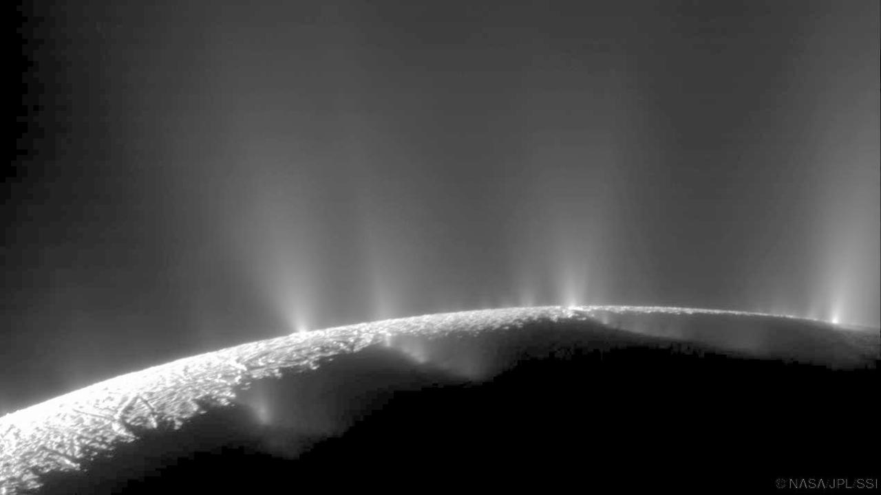 Chorros de gas en Encélado, con rastros de metano. Imagen: NASA/JPL/SSI. Fuente.