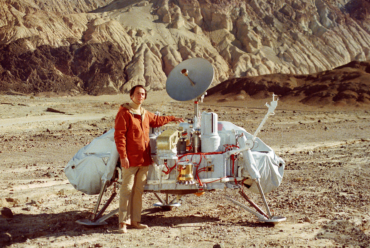 Carl Sagan con una réplica de la sonda Viking Lander. Fuente.